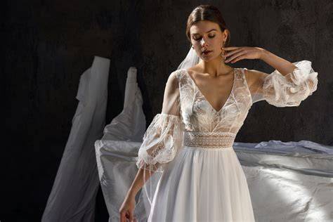 Dettaglio di maniche staccabili di un abito da sposa