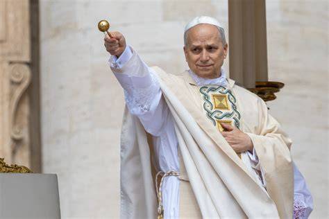 Coppia che riceve una benedizione da un sacerdote