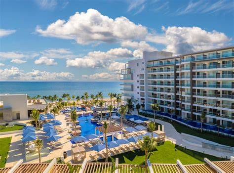Vista aerea del Royalton Riviera Cancun con la spiaggia e l'oceano