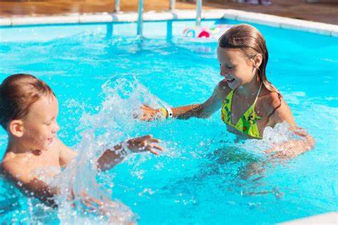 Bambini che si divertono nello Splash Safari waterpark