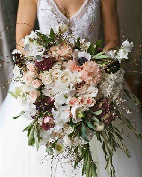 Bouquet da sposa con fiori scuri e non convenzionali