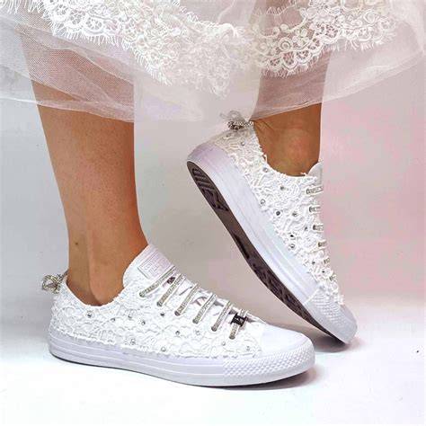 Scarpe da sposa alternative: anfibi, Converse e décolleté audaci