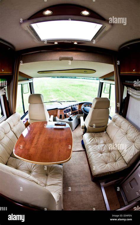 interno di un minibus di lusso con posti a sedere comodi