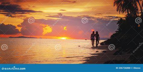 Coppia romantica su una spiaggia tropicale