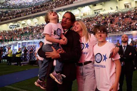 Foto di famiglia di Simone Inzaghi e Gaia Lucariello con i figli