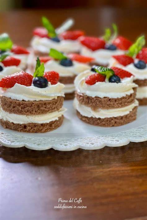 varietà di torte monoporzione decorate