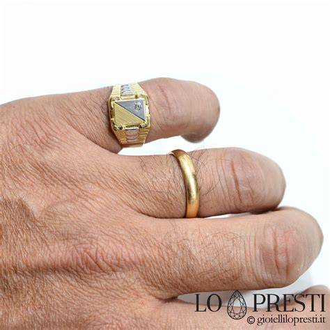 anello d'oro al dito