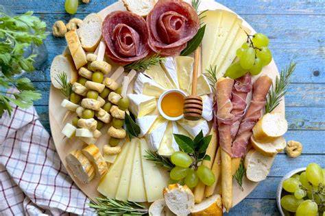Birre artigianali in degustazione con taglieri di salumi e formaggi