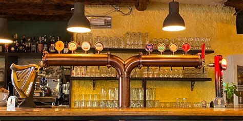 Interno vivace di un pub con birre alla spina