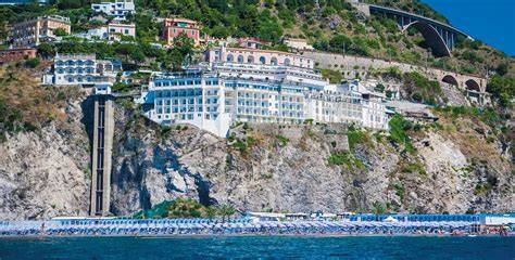 Vista panoramica del Lloyd's Baia Hotel a picco sul mare