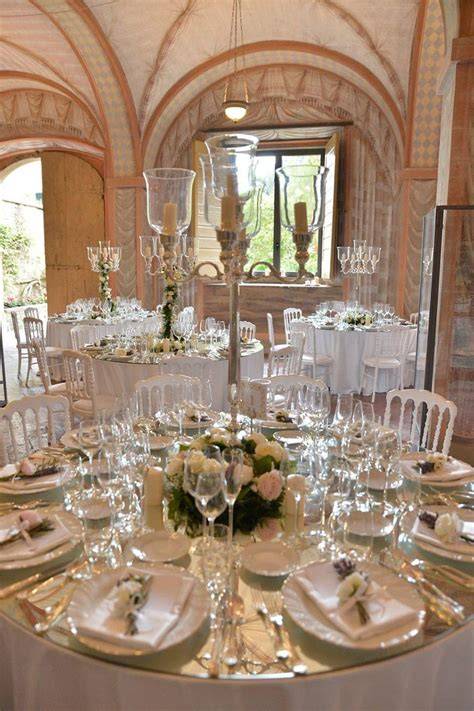 Interno elegante di Villa Leonetti con tavoli apparecchiati