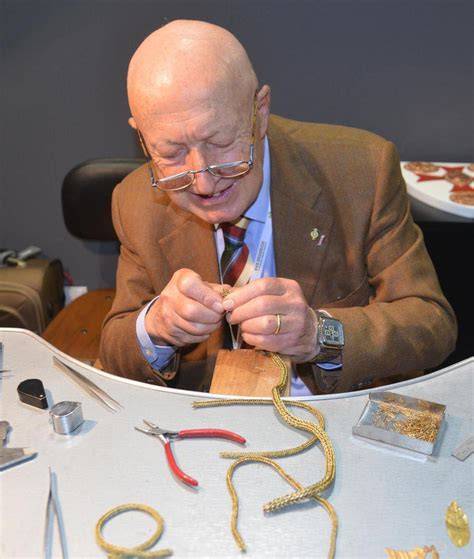 maestro orafo al lavoro