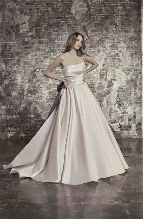 Varietà di abiti da sposa rosa in diverse tonalità