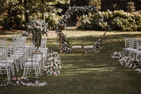 collage di diverse location per matrimoni all'aperto