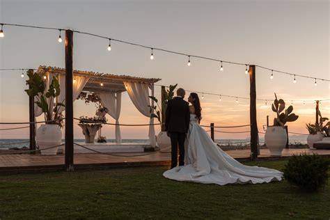 Spiaggia siciliana al tramonto per matrimonio