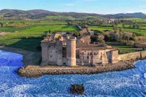 Castello storico sul mare in Sicilia