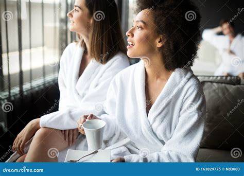 Coppia di amiche che si rilassano durante un beauty bridal shower