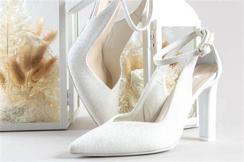 Interno di una boutique di scarpe da sposa a Verona