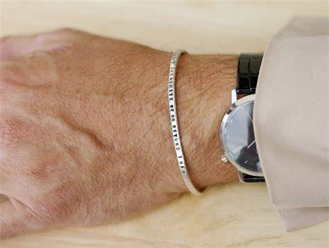 Uomo con bracciale