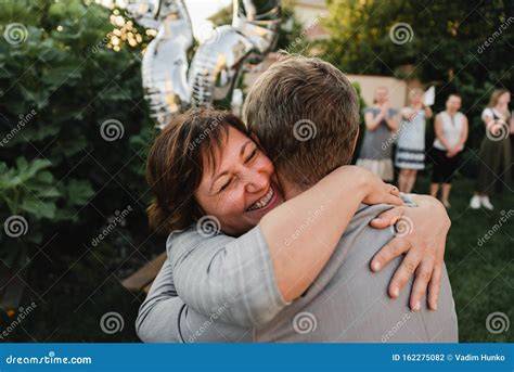 coppia che festeggia l'anniversario