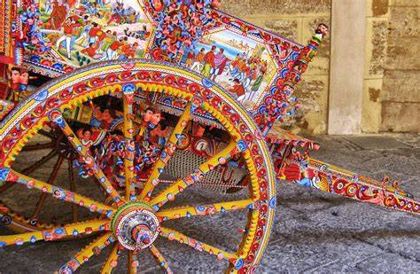 Carretto siciliano con decorazioni floreali