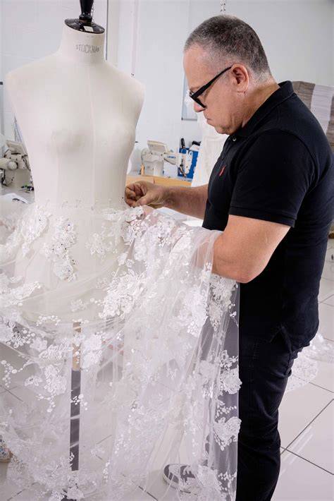 Stilista Stefano Blandaleone al lavoro su un abito da sposa