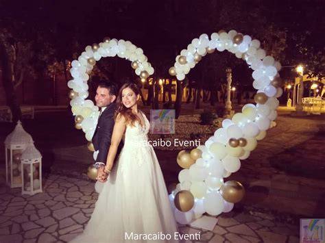 Sposi con palloncini a forma di cuore