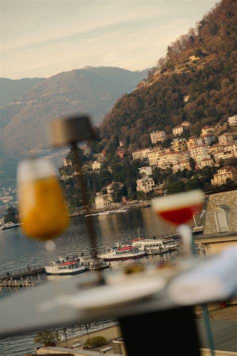 Cocktail bar con vista lago