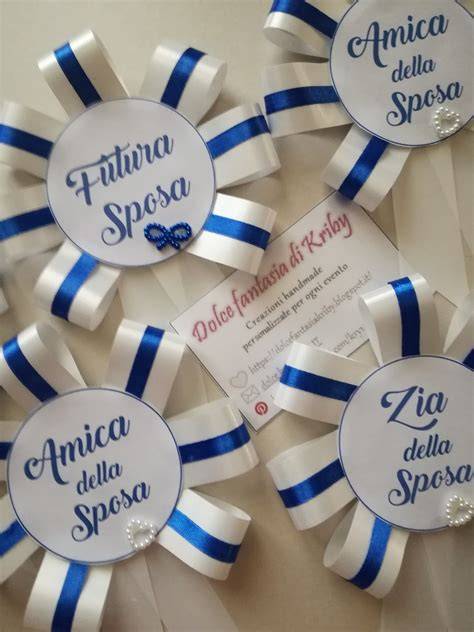 Esempi di coccarde personalizzate per la sposa