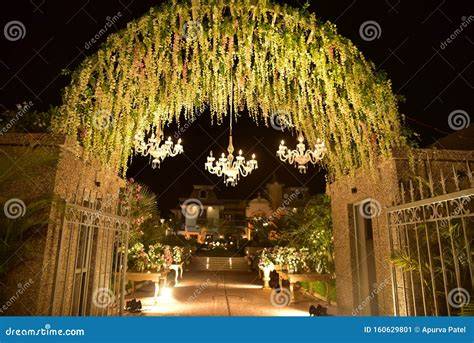 Decorazione cancello matrimonio con fiori e luci