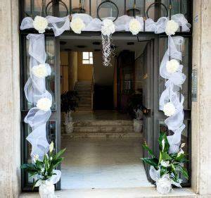 Esempio di addobbo cancello matrimonio con tulle e fiori
