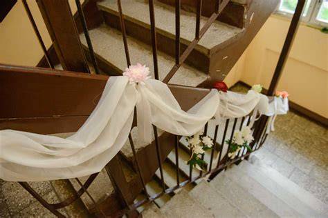 Matrimonio con addobbi floreali su ringhiera