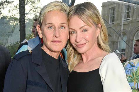Ellen DeGeneres e Portia de Rossi sorridono insieme