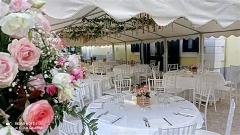 Interno di una location per matrimoni con elementi di design