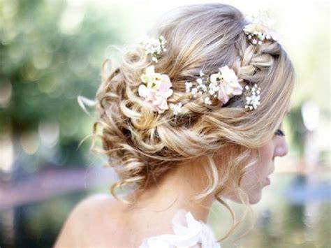 acconciatura sposa shabby chic con fiori
