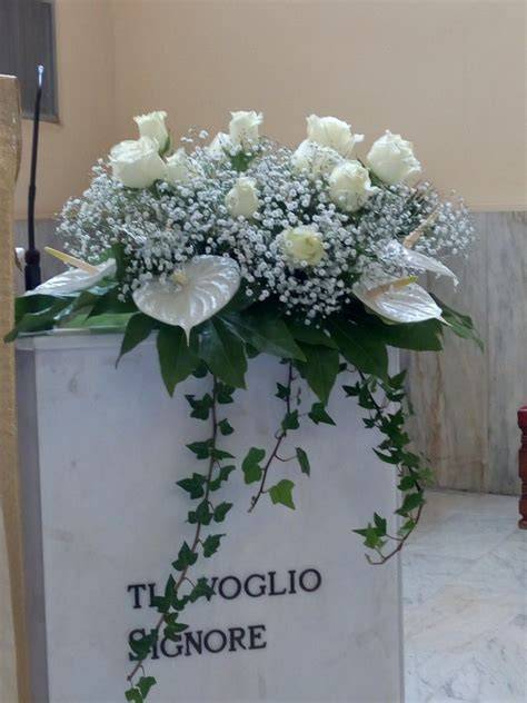 Composizione floreale con rose bianche e feuillage