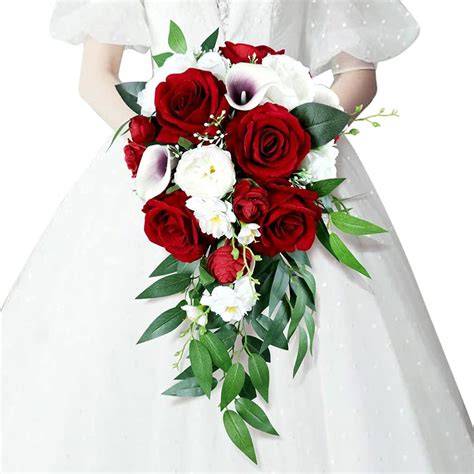 Diverse tipologie di bouquet da sposa: a cascata e bracciale floreale