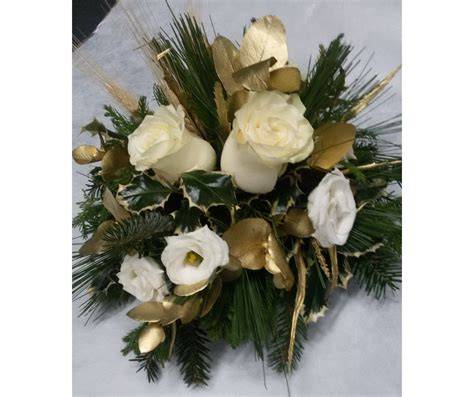 Centrotavola minimalista con fiori bianchi, verdi e dettagli dorati