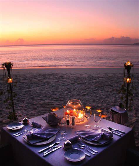 Cena romantica su una spiaggia al tramonto
