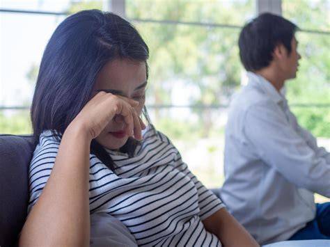 Coppia triste dopo la cancellazione del matrimonio