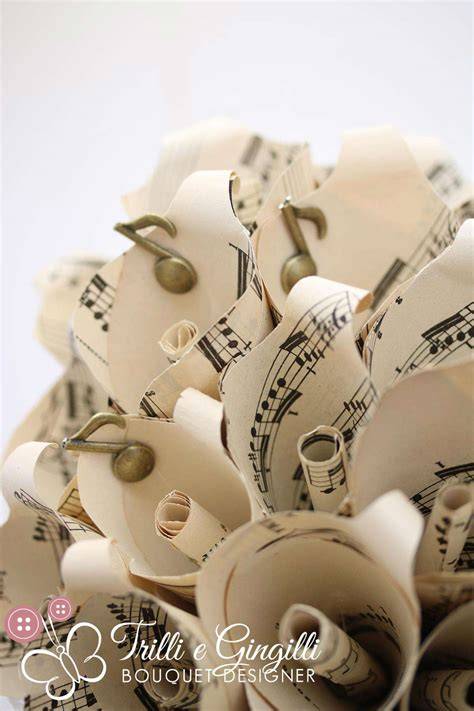 Bouquet matrimonio a tema musica con spartiti, note musicali e chiavi di violino