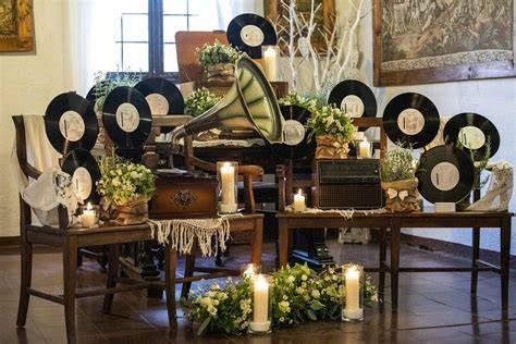 Centrotavola matrimonio a tema musica con vinili e spartiti