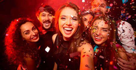 gruppo di persone che esegue un flash mob