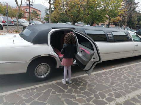gruppo di amiche che festeggia in una limousine