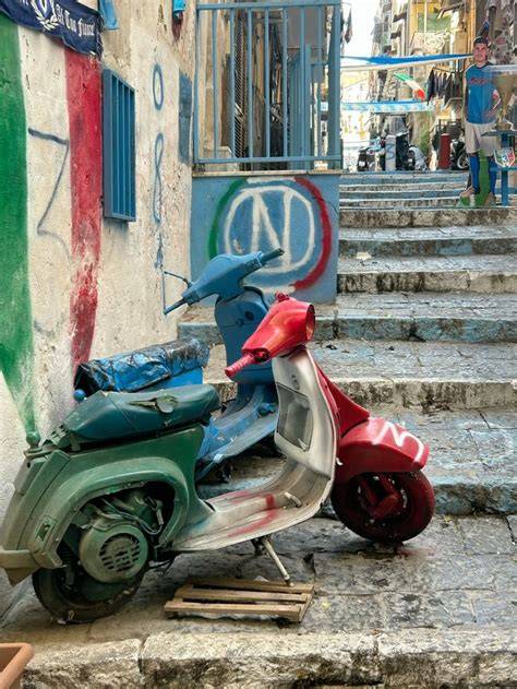 Coppia in Vespa d'epoca con sfondo Napoli