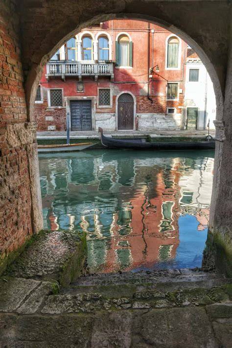 Coppia romantica che passeggia per le calli di Venezia