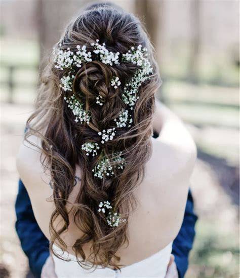 Sposa con acconciatura semiraccolto laterale con fiori