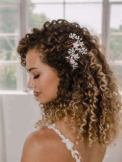 Sposa con capelli ricci e acconciatura semiraccolto laterale