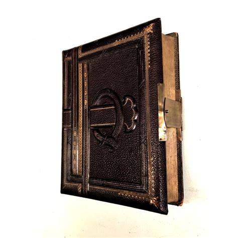 Album fotografico in pelle con decorazioni floreali