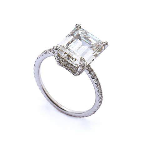 Anelli di diamante con un numero 60